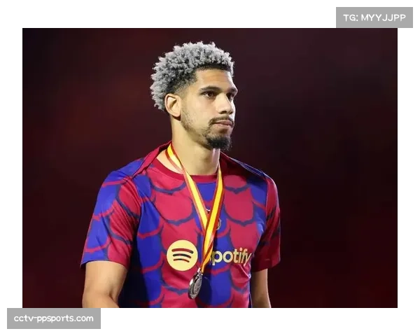 场内镜头:哈兰德与阿劳霍在禁区内多次肉搏,争夺肋部空间 场内镜头:哈兰德与阿劳霍在禁区内多次肉搏,争夺肋部空间